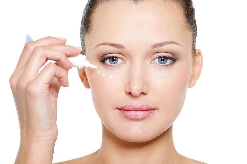 Cần làm sạch vùng mắt trước khi sử dụng kem trị bọng mắt