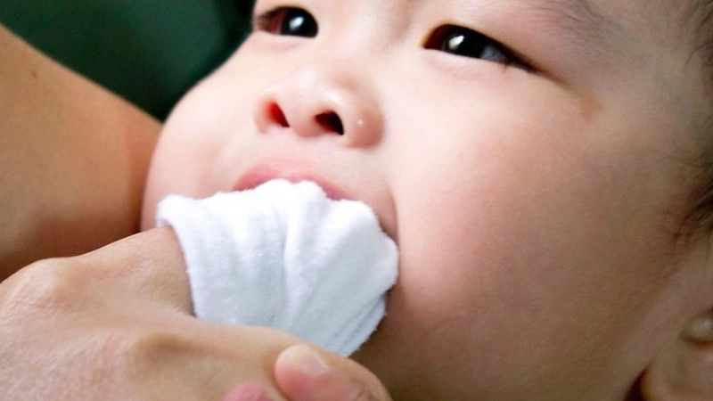 Rơ lưỡi cho trẻ sơ sinh bằng mật ong: Lợi hay hại?