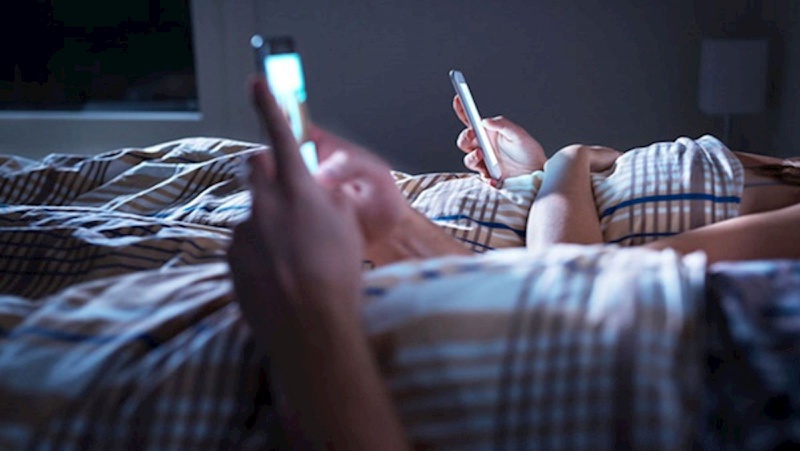 Sóng của điện thoại, máy tính có thể làm nhức, mỏi mắt,... dẫn tới khó ngủ, mất ngủ