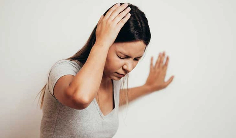 Rối loạn tiền đình thường xuất hiện cảm giác chóng mặt, đứng không vững khi thay đổi tư thế đột ngột