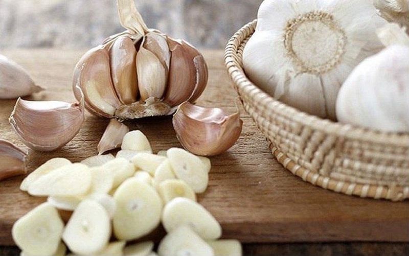 Bải thuốc từ rượu tỏi chữa viêm mũi dị ứng hiệu quả 2