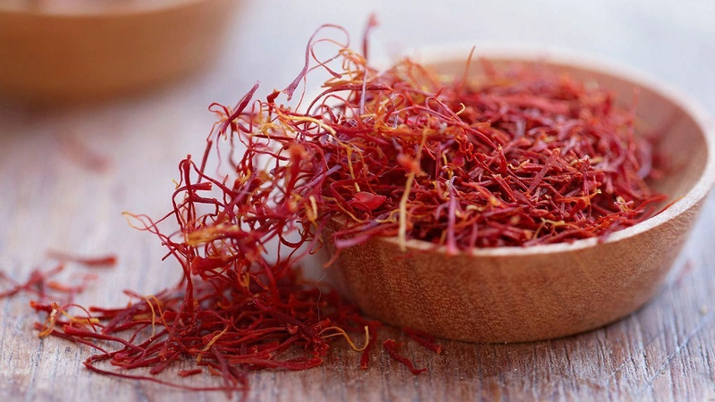 nhụy hoa nghệ tây giúp cải thiện sắc đẹp từ bên trong do chứa nhiều vitamin và chất khoáng thiết yếu cho cơ thể