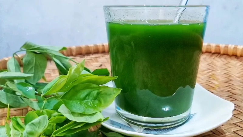 Uống nước rau ngót giúp đẩy nhanh sản dịch