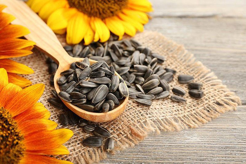 Sau sinh ăn hạt hướng dương được không 1