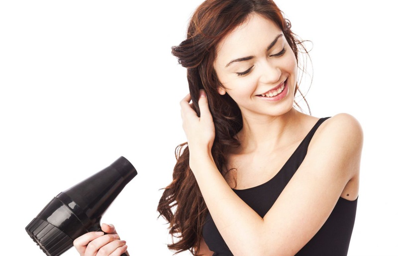 Sấy tóc nhiều gây yếu, dễ rụng tóc