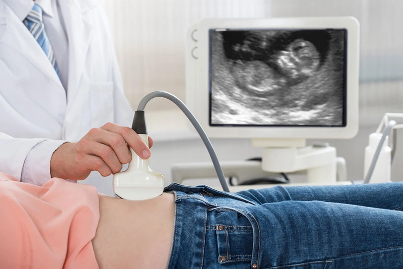Bạn nên đi khám bác sĩ khoảng một tuần sau khi trễ kinh