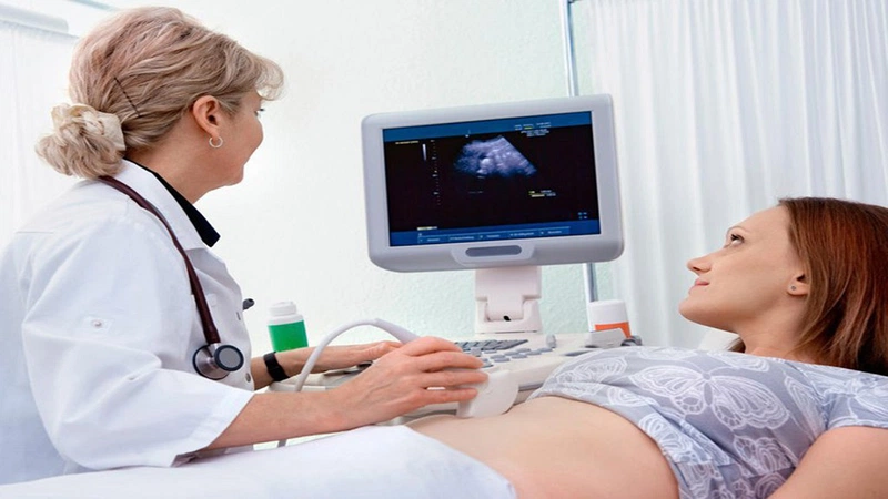 Khi siêu âm, mẹ nên mặc quần áo rộng rãi, thoải mái để bác sĩ dễ thao tác