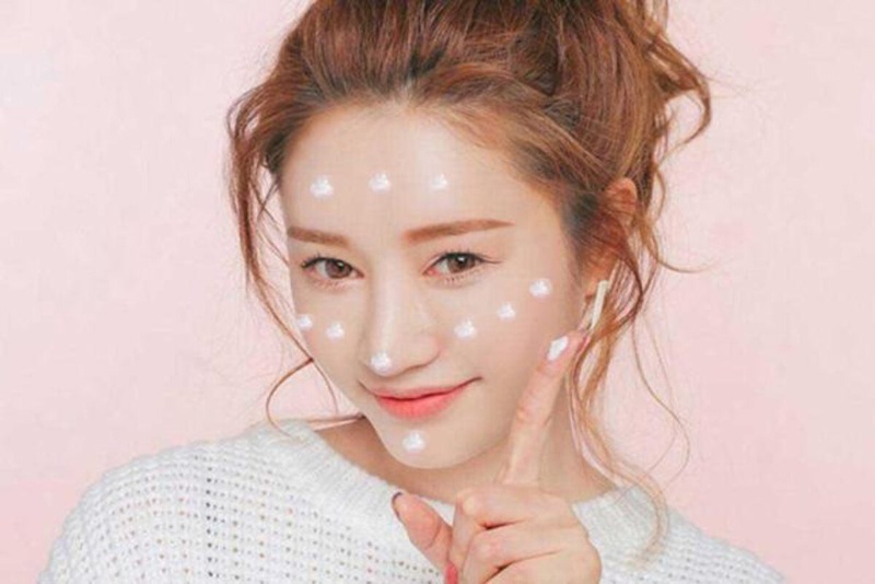 Kem chống nắng La Roche Posay có kết cấu dạng mỏng nhẹ, có thể thay thế kem nền, nâng tone một cách nhẹ nhàng