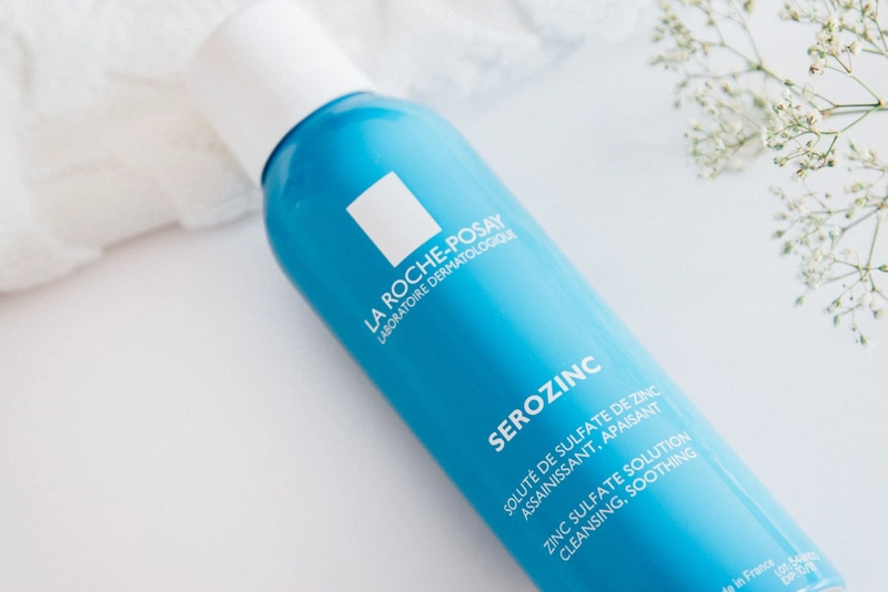 So sánh xịt khoáng La Roche Posay xanh và trắng - hai dòng sản phẩm hot nhất hiện nay 2