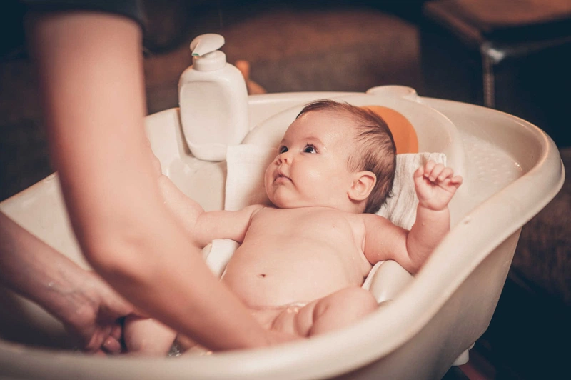 Tắm bằng nước mát giúp điều hòa thân nhiệt của các bé