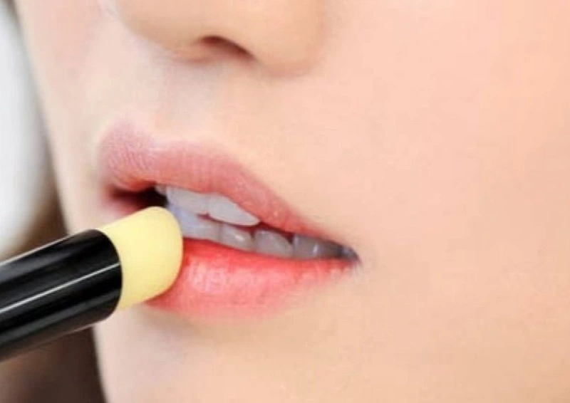Son dưỡng có màu có làm thâm môi không? Lưu ý khi sử dụng sản phẩm  2