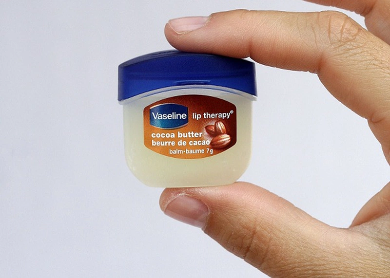 Trang điểm môi đẹp hơn với Vaseline 4