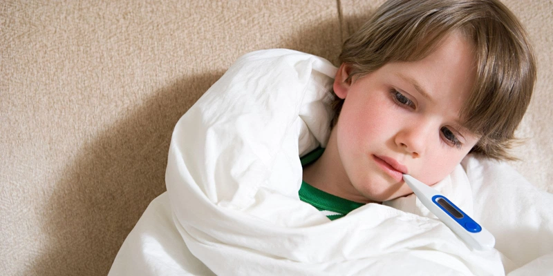 Đối với trẻ lớn, cha mẹ nên đưa trẻ đi khám khi tình trạng sốt của trẻ kéo dài hơn 3 ngày