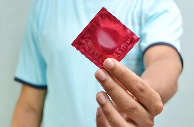 Sử dụng bao cao su đúng cách giảm thiểu nguy cơ mắc các bệnh lý lây truyền qua đường tình dục.
