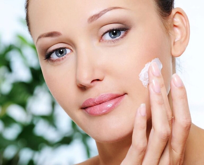 Sử dụng sản phẩm gel trị mụn là một trong những phương pháp được nhiều chị em ưa chuộng