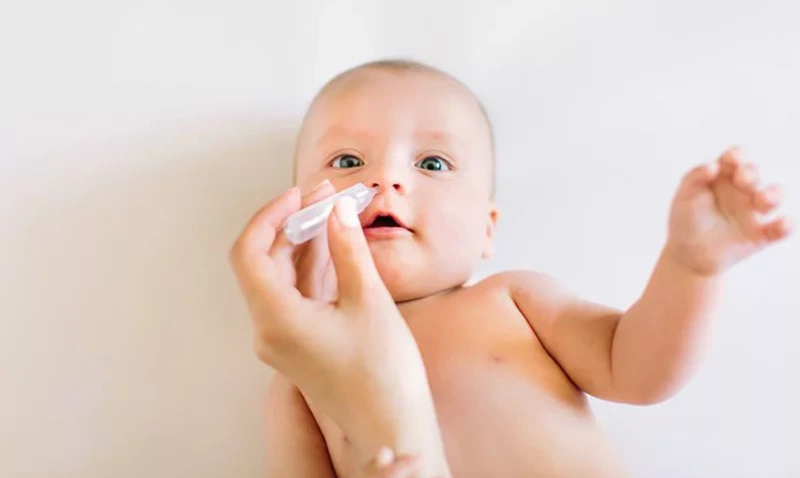 Sử dụng nước muối sinh lý dạng xịt
