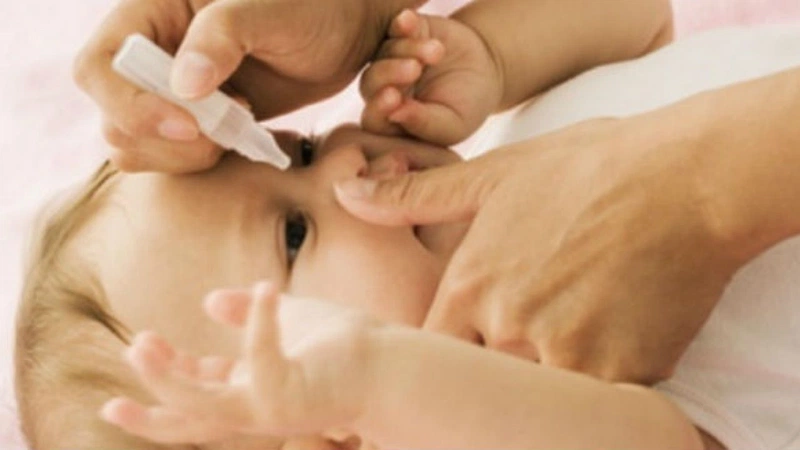 Nhỏ mắt cho trẻ sơ sinh bằng nước muối sinh lý