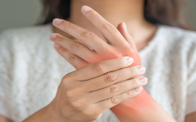 Sưng đau khớp bàn tay nguyên nhân do đâu? Những dấu hiệu và biến chứng 2