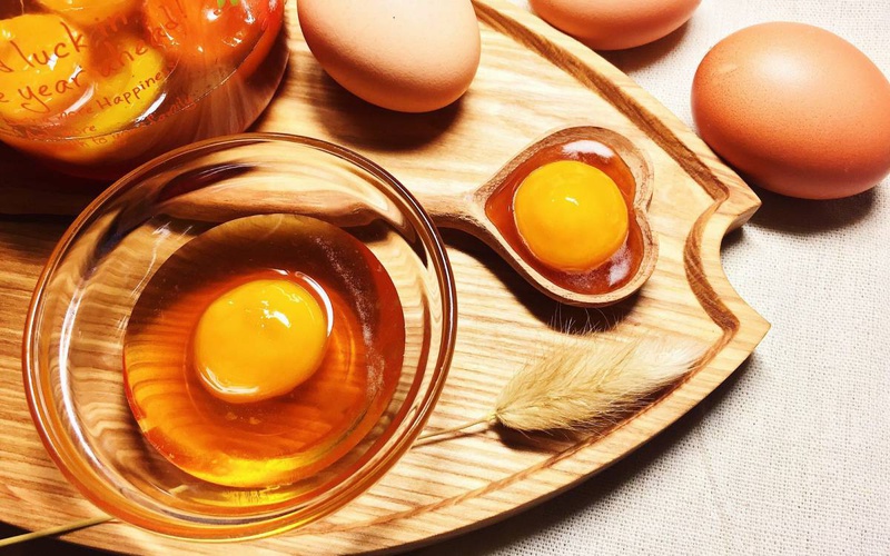 Theo các chuyên gia, lòng đỏ trứng gà chứa nhiều thành phần dinh dưỡng tốt cho sức khỏe cơ thể con người