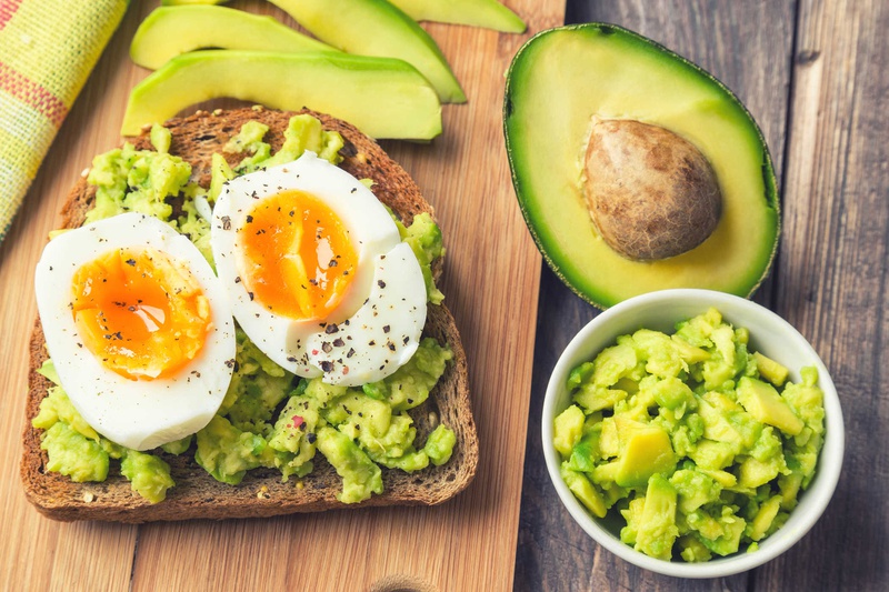 Món bánh mì phết bơ kèm thêm trứng luộc ngon không thể cưỡng lại