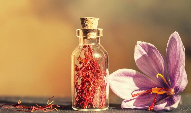 Phụ nữ mang thai và trẻ em là những đối tượng cần phải chú ý trước khi dùng saffron