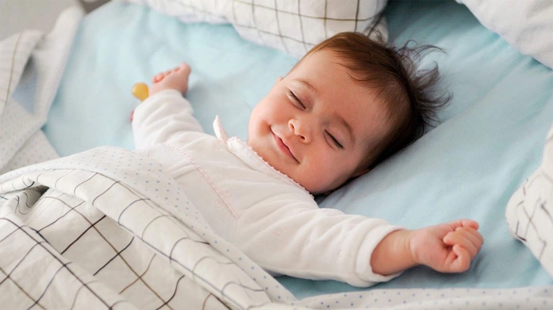 Đi ngủ đều đặn cũng giúp giảm bớt tình trạng ăn đêm ở trẻ