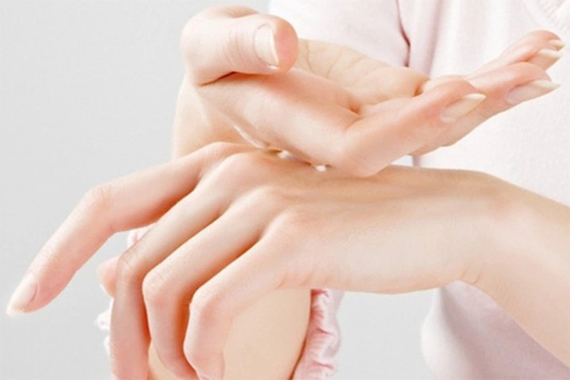 Tại sao da tay bị nhăn khi gặp nước