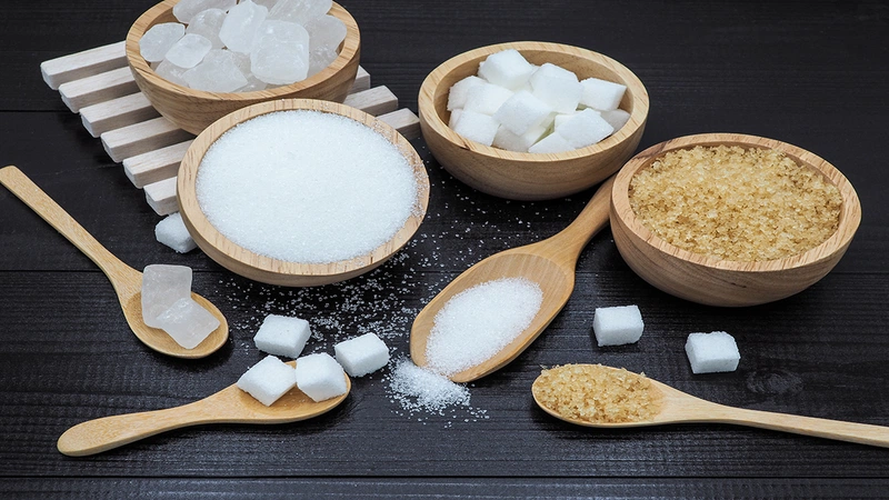 Bạn nên tránh thức ăn có nhiều đường tinh luyện để ngăn cảm giác đói trước khi đi ngủ