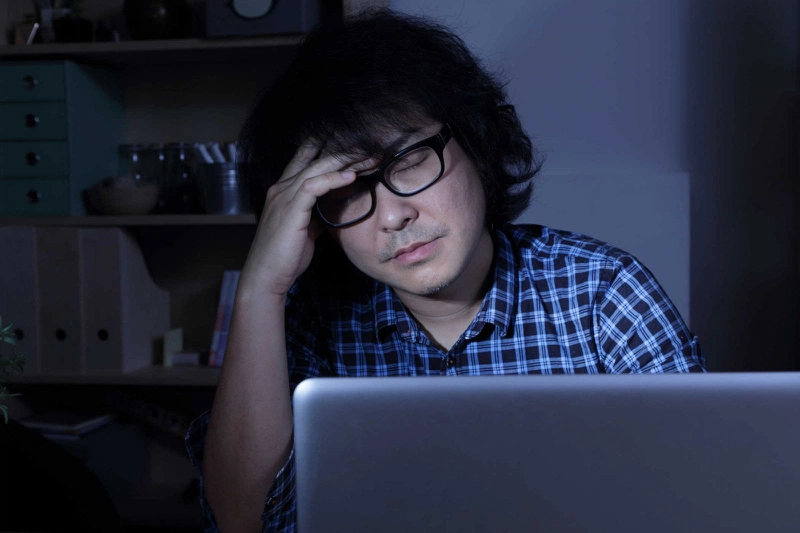 thức khuya tạo điều kiện khiến râu mọc nhanh