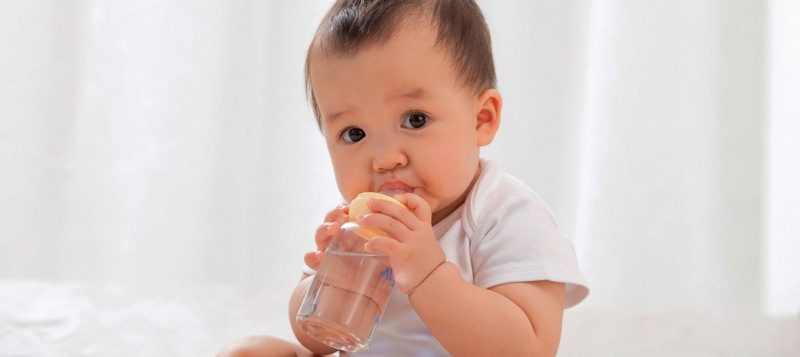 Tại sao trẻ sơ sinh không được uống nước?2