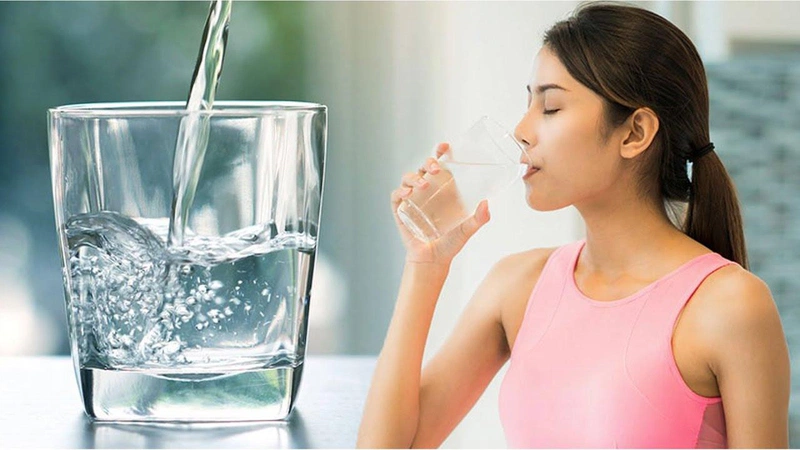 Uống nhiều nước trước khi ăn làm giảm sự thèm ăn