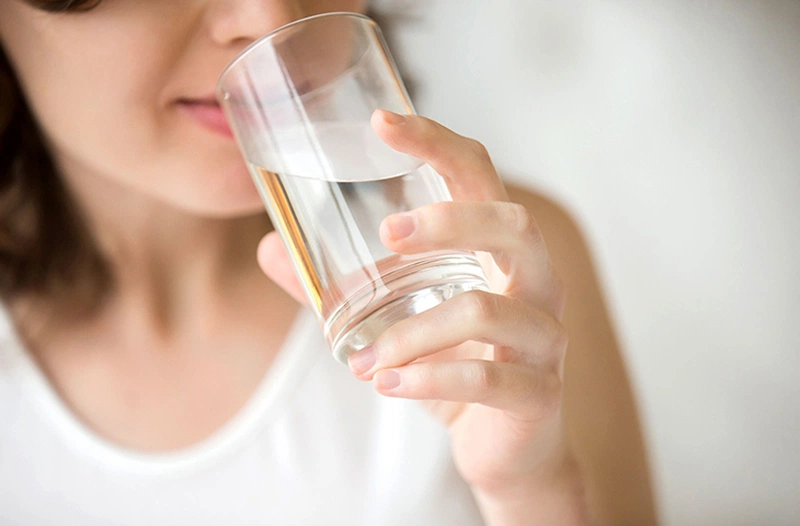 Uống nước xuyên suốt cả ngày để tăng hiệu quả giảm cân