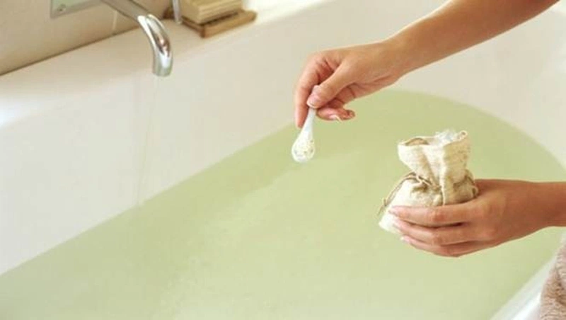 Mách bạn 3 cách tắm nước muối chữa viêm da cơ địa siêu hiệu quả 2