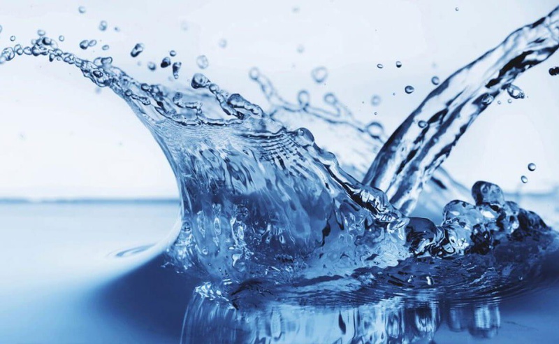 Uống đủ nước có thể giúp bạn hạ nhiệt cơ thể hiệu quả