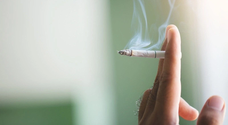 Răng ố vàng do hút thuốc lá làm sao xử lý? 1