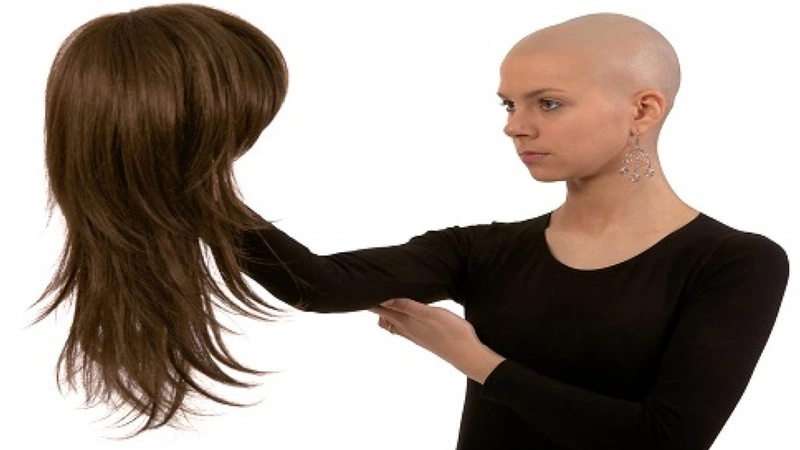 Tạo kiểu tóc dài cho tóc giả tổng hợp