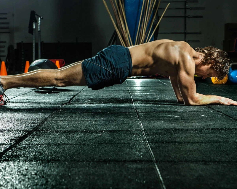 Tập plank đúng tư thế giúp tăng cường sức mạnh cho nam giới