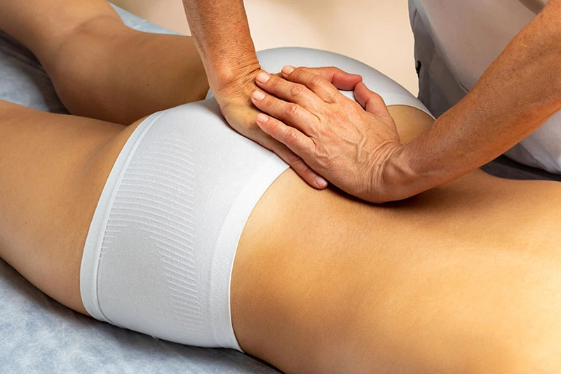 Nếu cảm thấy phần xương cụt bị đau mãi không hết thì hãy đến ngay các cơ sở y tế để được điều trị kịp thời