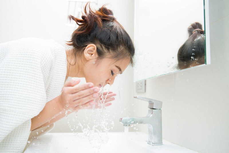 Rửa mặt sạch hàng ngày là cách trị mụn tốt nhất