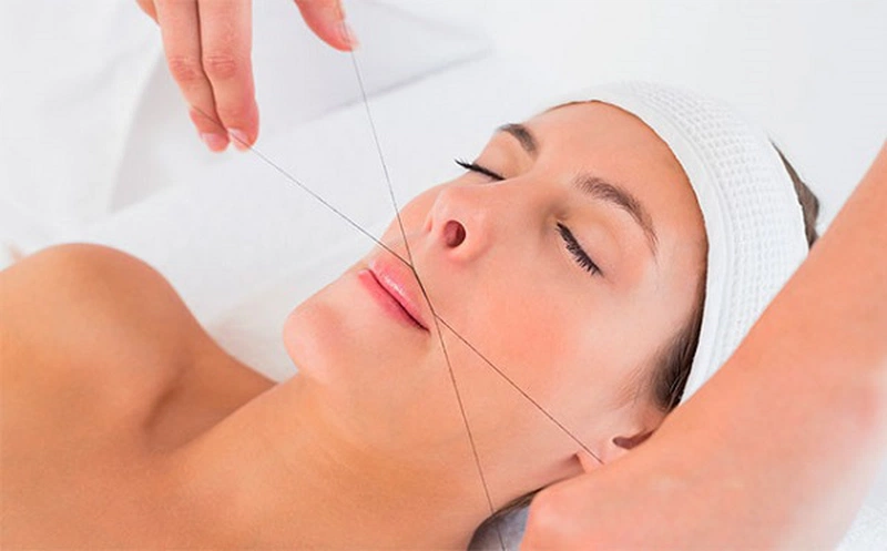 Tẩy ria mép bằng phương pháp sợi chỉ gây đau nhẹ nhưng làm sạch lông ria mép tối ưu