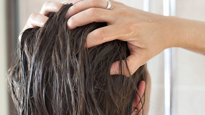 Tẩy tế bào chết da đầu – bước chăm sóc giúp tóc dày mượt tự nhiên, mọc nhanh ‘thần tốc’ 3