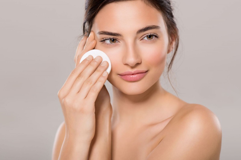 Dùng nước tẩy trang bị rát da mặt