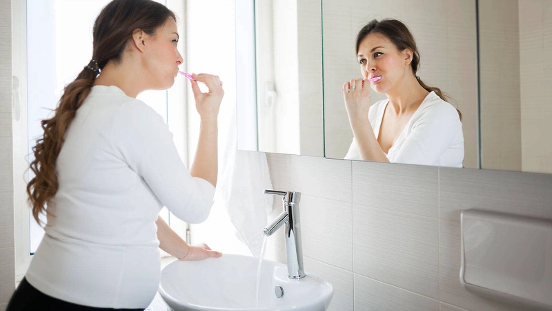 Đánh răng kết hợp dùng nước súc miệng giúp ngăn ngừa vàng răng khi mang thai