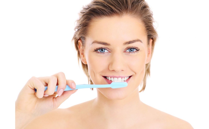 Tẩy trắng răng xong có được đánh răng không?