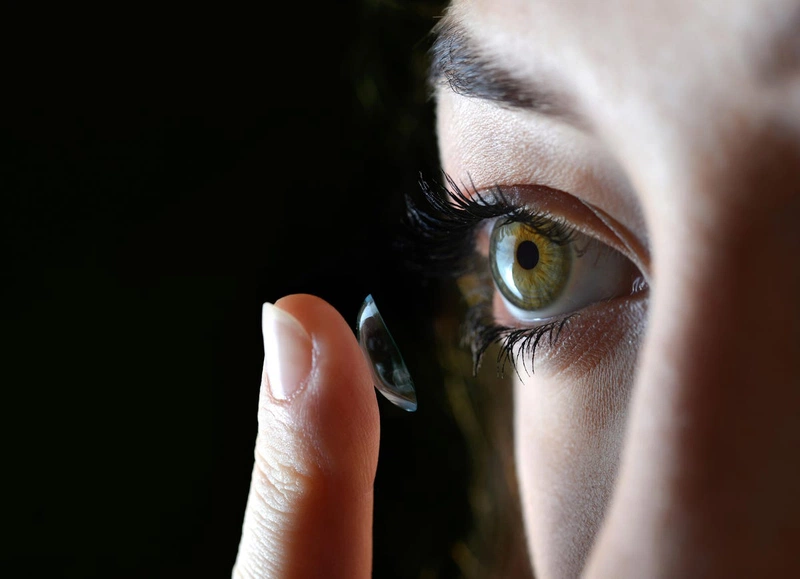 Thắc mắc: Tại sao đeo lens bị cay mắt?2