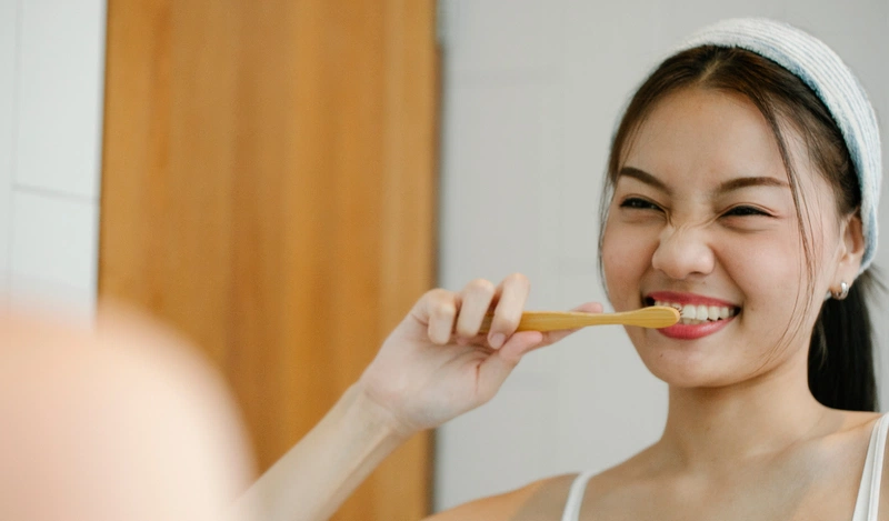 Răng sau khi trám nên duy trì đánh răng với bàn chải lông mềm