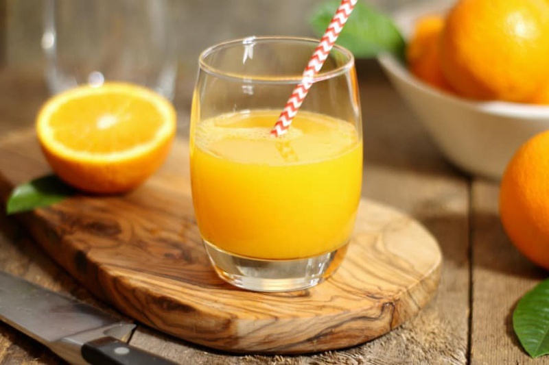 Uống viên sắt với nước cam chứa vitamin C làm tăng hấp thu