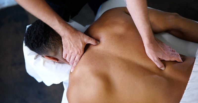 Thoái hóa cột sống bấm huyệt điều trị hiệu quả như thế nào? Các nguyên tắc cần lưu ý khi bấm huyệt 1