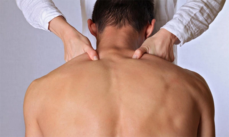 Thoái hóa cột sống bấm huyệt điều trị hiệu quả như thế nào? Các nguyên tắc cần lưu ý khi bấm huyệt 2