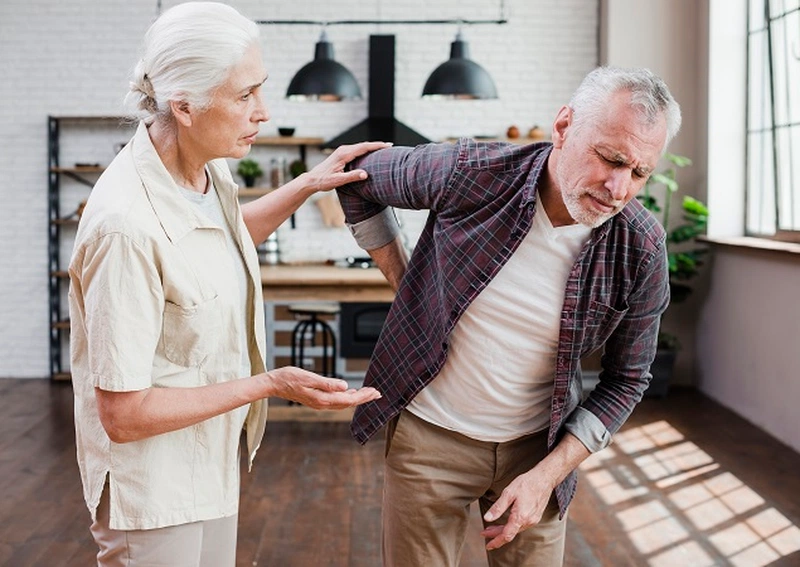 Thoái hóa cột sống ở người già có nguy hiểm không? 2